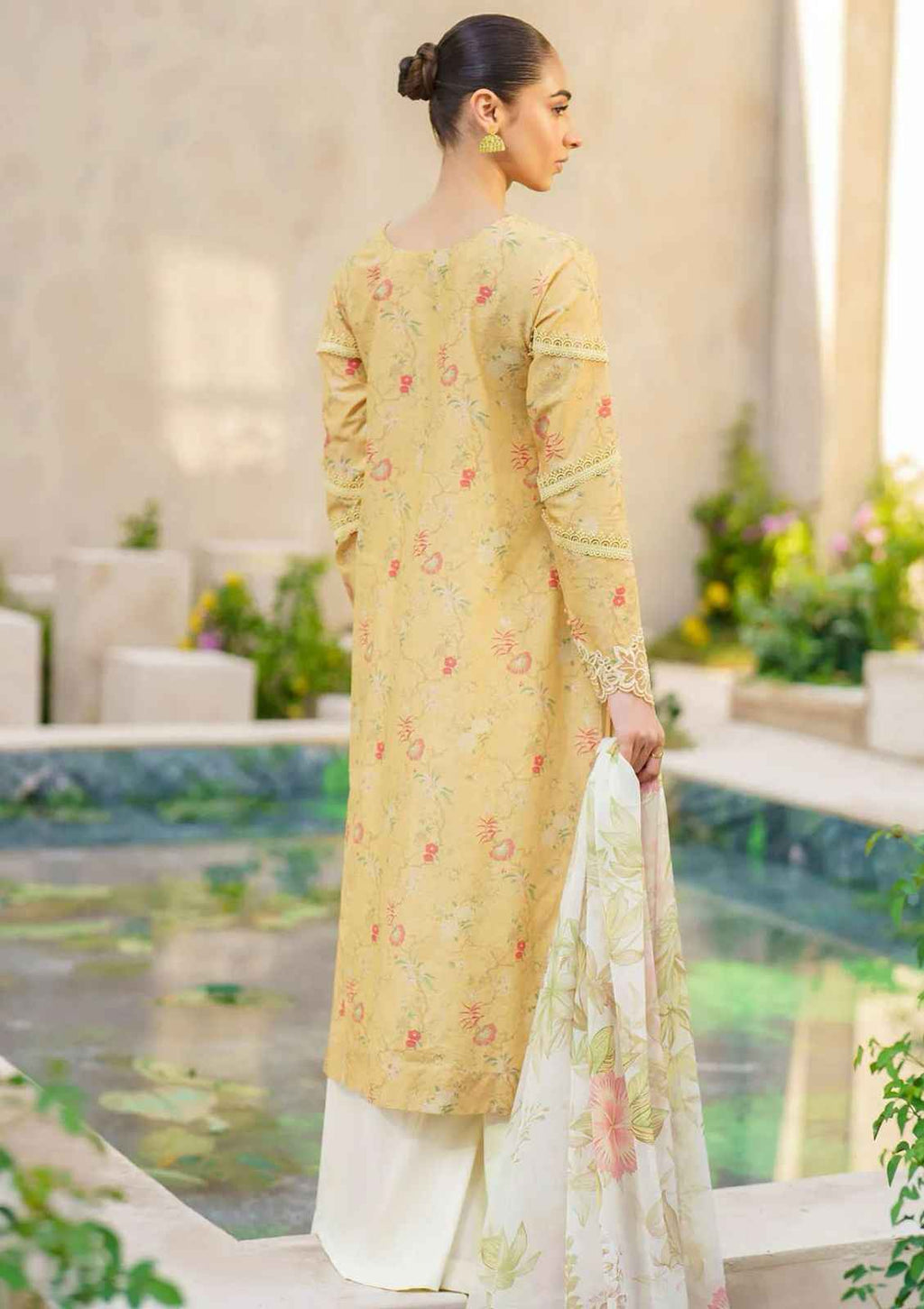 IZNIK – Luxury Lawn Collection 2025